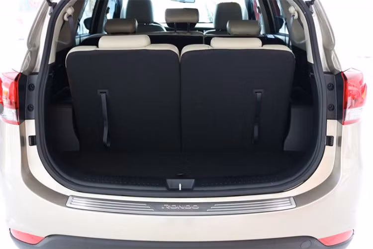 Ghế ngồi trên tất cả phiên bản Rondo 2017 đều được bọc da cao cấp. Trên phiên bản cao cấp nhất, ghế người lái có thể chỉnh điện 10 hướng và đi kèm tiện ích đệm đỡ bắp chân chỉnh điện. Hàng ghế thứ hai và thứ ba có thể gập phẳng xuống sàn theo tỉ lệ lần lượt 40:60 và 50:50 để mở rộng không gian chứa hành lý.