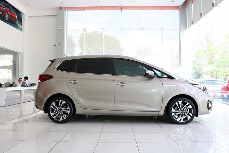 Riêng mẫu xe ôtô Kia Rondo sẽ được giảm giá tới 20 triệu đồng cho các phiên bản động diesel dung tích 1.7L và phiên bản động cơ xăng 2.0L cao cấp (phiên bản G tiêu chuẩn dùng hộp số sàn và hộp số tự động 6 cấp vẫn giữ nguyên giá bán 609 và 669 triệu đồng). Cả hai mẫu xe này hiện đều có giá bán 779 triệu đồng (đã bao gồm thuế GTGT).