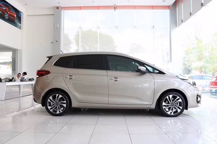 Riêng mẫu xe ôtô Kia Rondo sẽ được giảm giá tới 20 triệu đồng cho các phiên bản động diesel dung tích 1.7L và phiên bản động cơ xăng 2.0L cao cấp (phiên bản G tiêu chuẩn dùng hộp số sàn và hộp số tự động 6 cấp vẫn giữ nguyên giá bán 609 và 669 triệu đồng). Cả hai mẫu xe này hiện đều có giá bán 779 triệu đồng (đã bao gồm thuế GTGT).