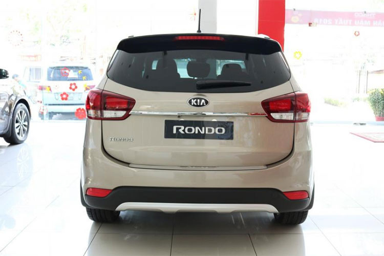 Xe sở hữu cụm đèn pha thiết kế dạng mắt lồi, trong khi đó đèn sương mù dạng hình chữ nhật nằm ngang nằm ở hố hút gió phía trước. Phần đuôi xe ấn tượng với cụm đèn hậu lớn, một phần tích hợp ngay trên nắp ca-pô sau của xe. Đuôi xe cũng khá sang trọng và hiện đại với cụm đèn hậu sử dụng công nghệ LED trên phiên bản GATH.