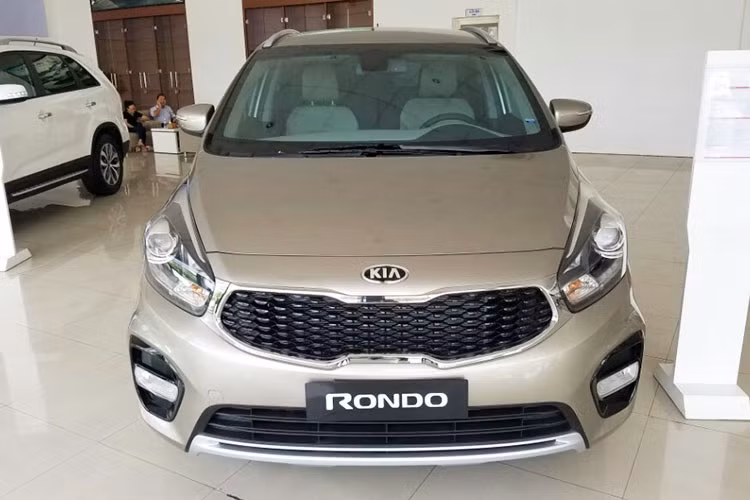 Kia Rondo bản 2017 (còn được gọi là facelift Kia Carens tại một số thị trường). Ở thế hệ mới, Rondo sở hữu nét thiết kế ngoại thất khiến nhiều người liên tưởng đến BMW 2-Series Active Tourer. Phần đầu xe gây ấn tượng với lưới tản nhiệt hình mặt hổ đặc trưng, cản trước mở rộng đi kèm là thanh ngang làm bằng kim loại sáng.