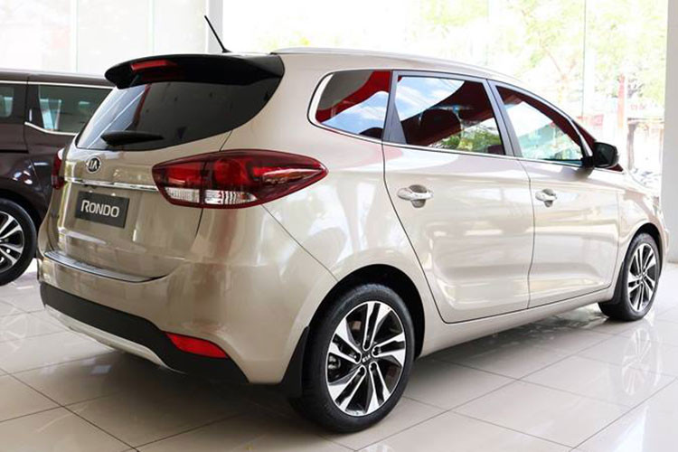 Nhìn ngang xe, Kia Rondo phiên bản nâng cấp có thiết kế bắt mắt hơn trước đây, cụm la-zăng được thiết kế 5 chấu kép vuốt theo hình cánh quạt hiện đại và thể thao hơn trước. Gương chiếu hậu được trang bị tính năng cần thiết như chỉnh điện, gập điện và tích hợp đèn báo rẽ tiện dụng.
