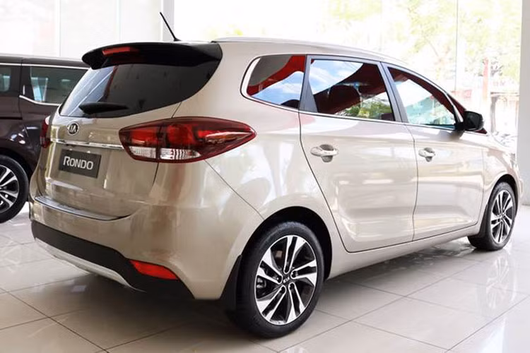 Nhìn ngang xe, Kia Rondo phiên bản nâng cấp có thiết kế bắt mắt hơn trước đây, cụm la-zăng được thiết kế 5 chấu kép vuốt theo hình cánh quạt hiện đại và thể thao hơn trước. Gương chiếu hậu được trang bị tính năng cần thiết như chỉnh điện, gập điện và tích hợp đèn báo rẽ tiện dụng.