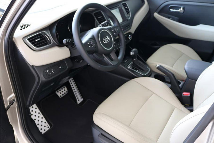 Bước vào bên trong, nội thất của mẫu xe 7 chỗ Kia Rondo 2017 không thay đổi về mặt thiết kế mà chỉ thêm những tiện ích cao cấp hơn và một số chi tiết trang bị bên trong. Tổng thể nội thất của Rondo vẫn duy trì nét hiện đại và sang trọng, đúng nghĩa một chiếc xe phục vụ cho nhu cầu gia đình.