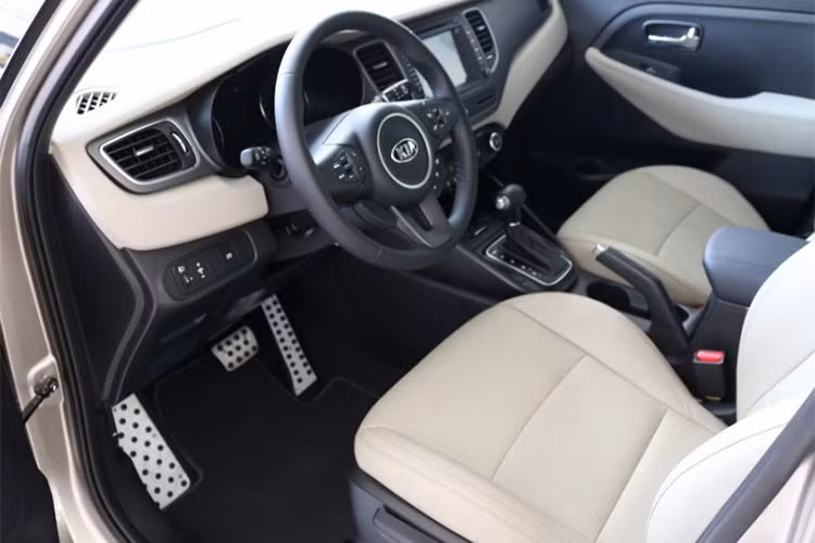 Bước vào bên trong, nội thất của mẫu xe 7 chỗ Kia Rondo 2017 không thay đổi về mặt thiết kế mà chỉ thêm những tiện ích cao cấp hơn và một số chi tiết trang bị bên trong. Tổng thể nội thất của Rondo vẫn duy trì nét hiện đại và sang trọng, đúng nghĩa một chiếc xe phục vụ cho nhu cầu gia đình.