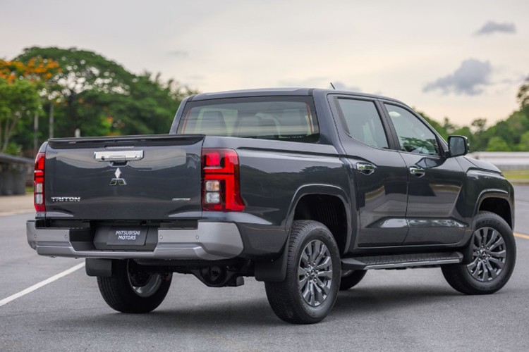 Mitsubishi Triton 2024 bat ngo lan banh tren duong pho Ha Noi-Hinh-4