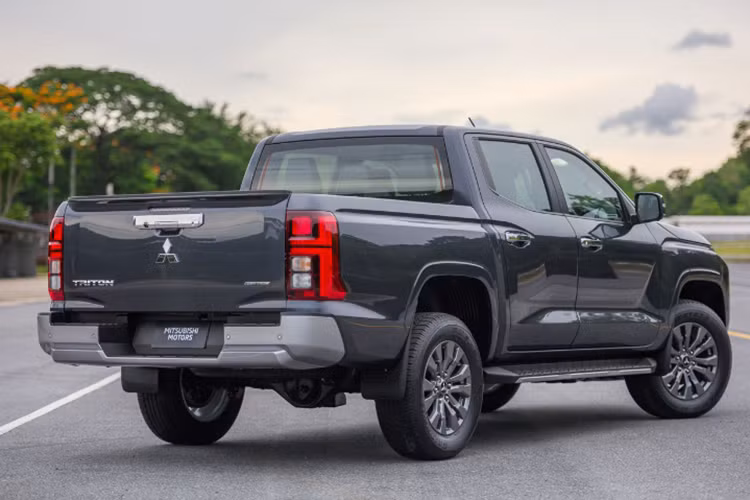 Mitsubishi Triton 2024 bat ngo lan banh tren duong pho Ha Noi-Hinh-4