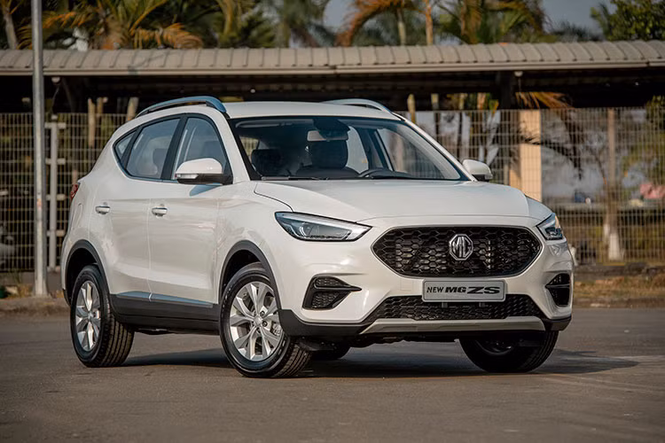 Cùng với 2 phiên bản Com+ và Lux+ đã ra mắt trước đó, phiên bản STD+ cũng được trang bị những thay đổi đáng kể về ngoại thất như đèn pha full LED, cụm đèn hậu LED dáng khói mờ, lấy cảm hứng từ trường đua Sliverstone mang tới những trải nghiệm ánh sáng thú vị.