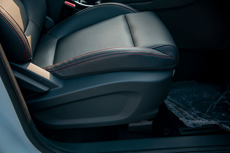 Nắm bắt nhu cầu của nhóm khách hành thành thị, chiếc xe còn được trang bị thêm các cổng USB cho camera hành trình, cổng USB hàng ghế sau, hệ thống lọc bụi mịn PM2.5, Smart key, tạo nên không gian sinh hoạt đúng nghĩa trên một chiếc SUV đô thị cỡ nhỏ.