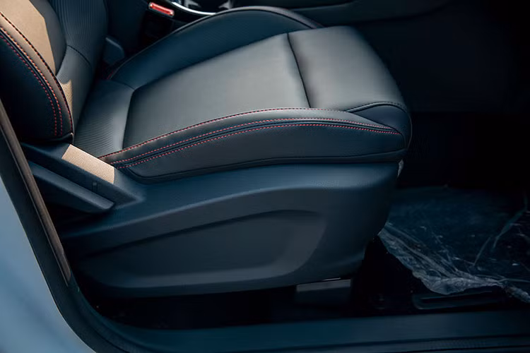 Nắm bắt nhu cầu của nhóm khách hành thành thị, chiếc xe còn được trang bị thêm các cổng USB cho camera hành trình, cổng USB hàng ghế sau, hệ thống lọc bụi mịn PM2.5, Smart key, tạo nên không gian sinh hoạt đúng nghĩa trên một chiếc SUV đô thị cỡ nhỏ.