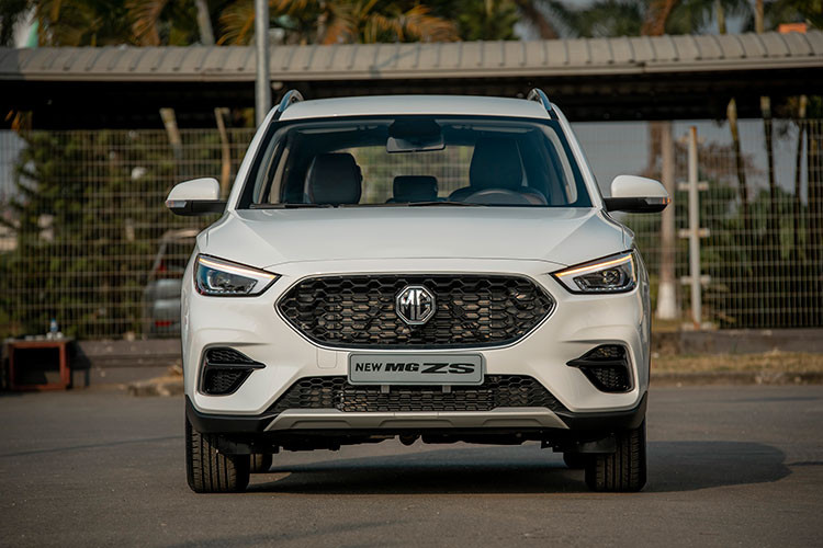 Những đừơng gân nổi trên thân xe cùng bộ mâm 16” đem lại thiết kế trẻ trung, khỏe khoắn và thể thao hơn cho mẫu xe SUV MG ZS Smart Up STD+. Ngoài ra, cản sau thiết kế khí động học và ống xả giả đã xuất hiện ở khu vực này giúp xe cân đối hơn bản cũ.