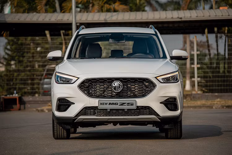Những đừơng gân nổi trên thân xe cùng bộ mâm 16” đem lại thiết kế trẻ trung, khỏe khoắn và thể thao hơn cho mẫu xe SUV MG ZS Smart Up STD+. Ngoài ra, cản sau thiết kế khí động học và ống xả giả đã xuất hiện ở khu vực này giúp xe cân đối hơn bản cũ.
