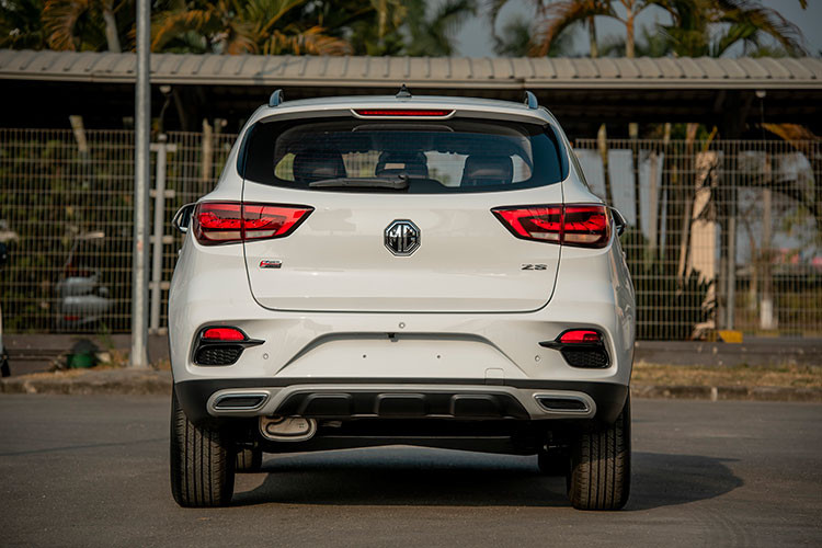 Thiết kế nội thất MG ZS thế hệ mới mang đến cho khách hàng là sự cao cấp với tông màu đen cùng các vật liệu như bọc da PU, đường vân giả carbon,… kết hợp hài hòa với điểm nhấn là hàng ghế đầu được thiết kế theo kiểu dáng thể thao.