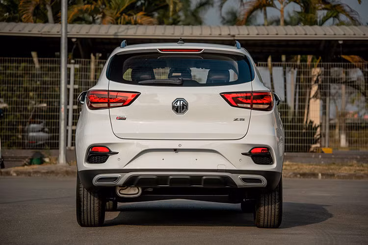 Thiết kế nội thất MG ZS thế hệ mới mang đến cho khách hàng là sự cao cấp với tông màu đen cùng các vật liệu như bọc da PU, đường vân giả carbon,… kết hợp hài hòa với điểm nhấn là hàng ghế đầu được thiết kế theo kiểu dáng thể thao.