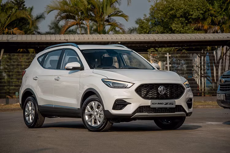 Xe sở hữu tính năng hỗ trợ khởi hành ngang dốc (HHC), hỗ trợ đổ đèo (HDC), kiểm soát lực kéo (TCS), cân bằng điện tử (SCS), kiểm soát phanh ở góc cua (CBC); cảnh báo phanh khẩn cấp (ESS), chức năng làm khô phanh đĩa (BDW), vảm biến áp suất lốp trực tiếp (TPMS) và 2 túi khí. Xe được phân phối với 4 màu ngoại thất: Trắng, Đỏ, Đen, Bạc. Tất cả các mẫu xe MG ZS Smart Up sẽ nhận được gói bảo hành 5 năm không giới hạn số km cùng nhiều ưu đãi hấp dẫn.