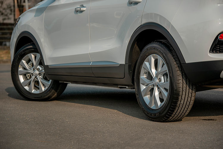 Xe được trang bị bộ hộp số vô cấp CVT hoàn toàn mới với 8 cấp giả lập duy nhất trong phân khúc với 03 chế độ lái ấn tượng: Thành thị: cho cảm giác lái hiệu quả tại khu vực đô thị. Tiêu chuẩn: cho những điều kiện lái xe thông thường. Thể thao: mang lại những trải nghiệm mới mẻ và mạnh mẽ với dòng xe đa dụng cỡ nhỏ.