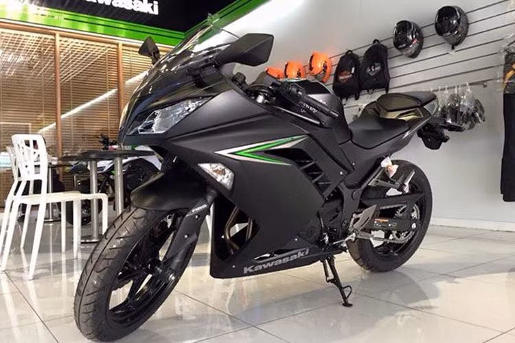  Kawasaki Ninja 300 là mẫu xe thể thao cỡ nhỏ được nhập khẩu chính hãng tại Việt Nam từ khoảng cuối năm 2014, sau đó được ra mắt chính hãng tại Việt Nam vào đầu năm 2015. Khi mới về, Ninja 300 được phân phối chính hãng với giá 196 triệu đồng.