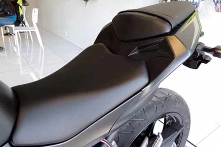 Giống những mẫu sportbike khác, Ninja 300 sở hữu yên xe cao 785mm được thiết kế 2 tầng, trang bị cho người ngồi sau là một miếng đệm nhỏ nằm trên phần đuôi "vuốt đít" sắc nhọn.