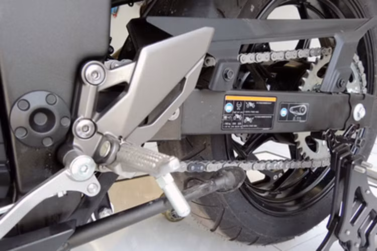 Kawasaki Ninja 300 phiên bản mới vẫn được trang bị động cơ 296 cc cho công suất 39 mã lực, mô-men xoắn cực đại 29 Nm, có phun xăng điện tử và hộp số 6 cấp.