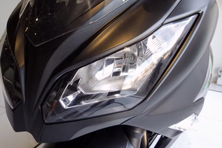 Đầu đèn xe chìm hoàn toàn trong màu đen mờ, cùng với những đường nét sắc cạnh giúp xe dữ dằn hơn so với phiên bản cũ.