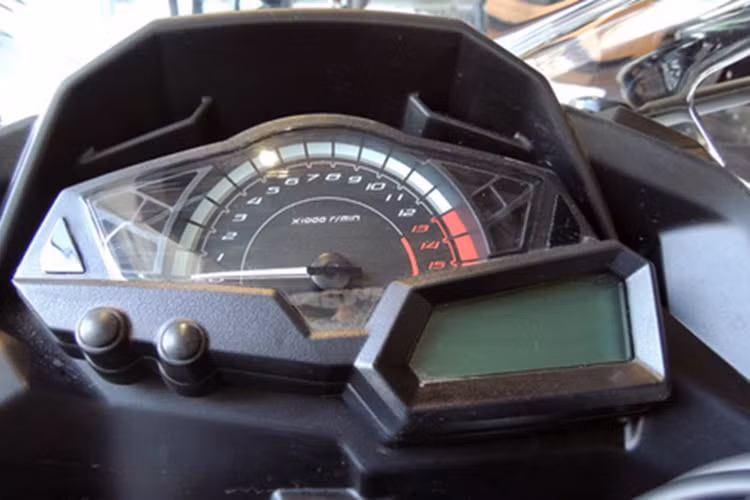  Bảng đồng hồ trung tâm trên xe được thiết kế kết hợp analog và LCD, hiển thị đầy đủ các thông số về tua máy, vận tốc hay các đèn hiệu, lượng xăng... 
