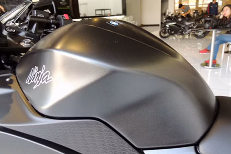 Bình xăng có dung tích 17 lít của xe với thiết kế mới không có quá nhiều chi tiết đi kèm ngoài màu sơn sần và logo Ninja.