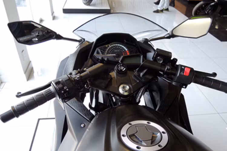 Là một mẫu sportbike, nhưng ở mẫu Kawasaki Ninja 300 này nó hoàn toàn khác so với nhiều mẫu xe khác ở cụm tay lái - thiết kế cao hơn và thoải mái hơn, đúng phong cách sportbike trong phố.