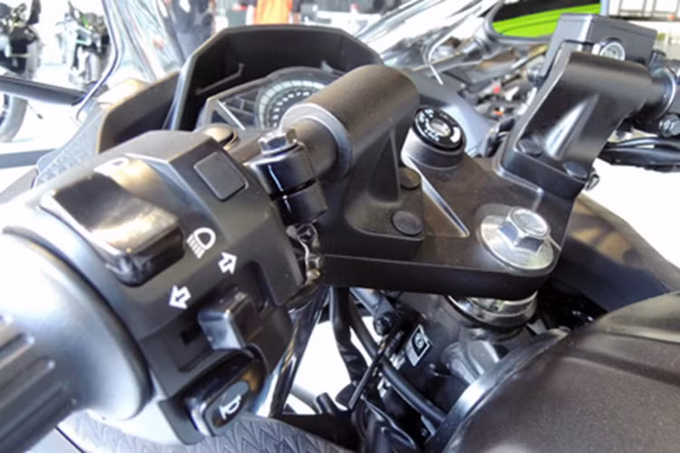 Hai bên tay lái của xe vẫn là các nút bấm thông dụng được trang bị như; đèn, còi, xi nhan, đèn báo, công tắc khởi động,...