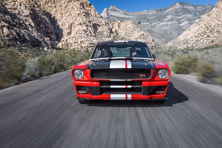 Mặc dù không có body làm hoàn toàn bằng sợi carbon như mẫu Espionage 65 Mustang cũng được hãng chế tạo, SPLITR vẫn có thể thu hút rất nhiều sự chú ý tại SEMA 2015.