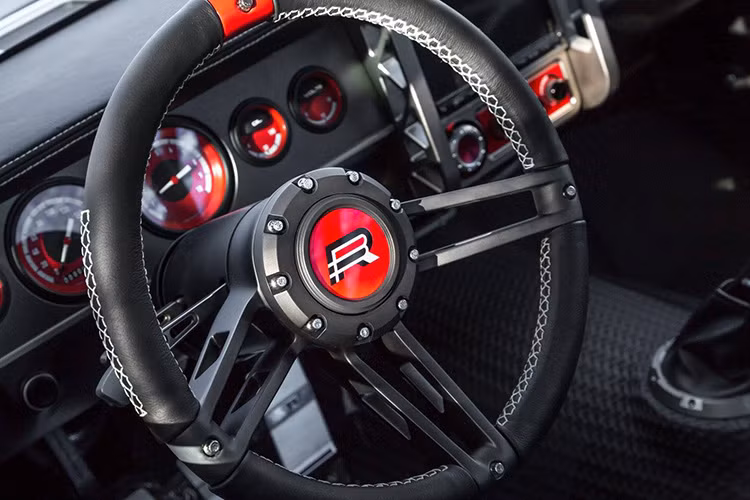 Nội thất bên trong sở hữu chất liệu da được làm thủ công, với đường chỉ nổi gân màu trắng, vô lăng 3 chấu thể thao "hàng thửa" được trang bị.