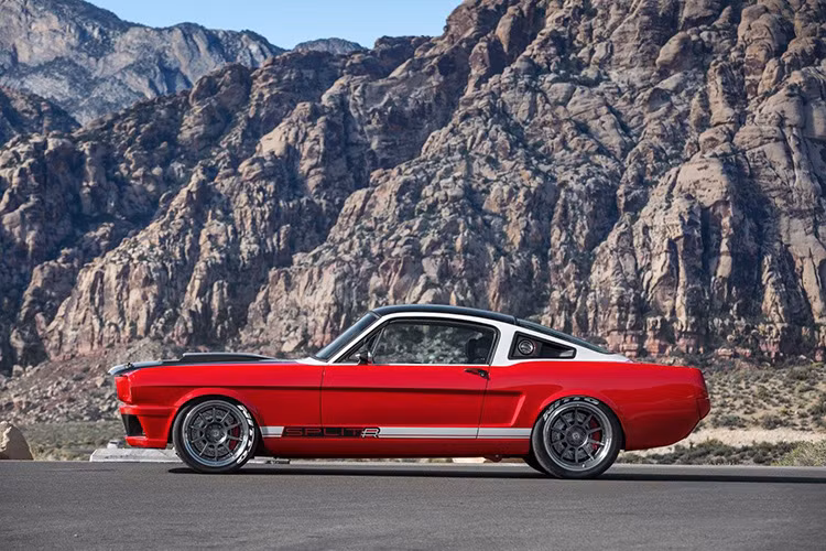 Khi bắt đầu chế tạo chiếc xe, hãng độ Ringbrothers đã thiết kế lại hầu như toàn bộ phần khung với những thay đổi ở hốc bánh trước và sau cùng hông xe.