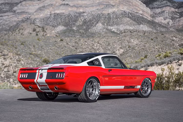 Theo hãng độ Ringbrothers, phiên bản SPLITR này gần như dựa trên nguyên mẫu của mẫu "xe cơ bắp", Mỹ - Ford Mustang. Hiện nó chưa được công bố giá, nhưng chắc chắn nó sẽ được bán ra với mức giá không hề rẻ.