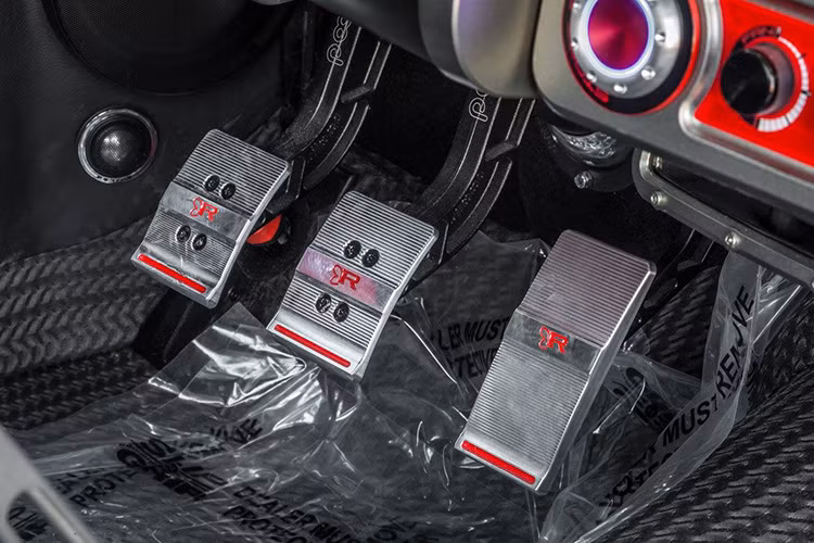 Dàn chân phanh, chân ga được làm mới bằng thương hiệu ER với bàn đạp dạng nhôm phay sáng bóng. Các chi tiết khác như; nút bấm, núm điều chỉnh... cũng được độ lại.