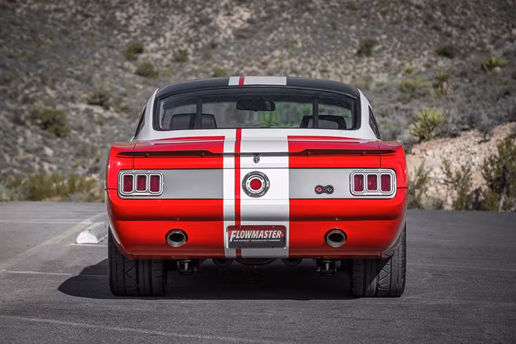 Hốc bánh xe đã được làm nhô ra một khoảng 1.5 inch ở cả 4 vị trí mang lại một vẻ mạnh mẽ, khỏe khoắn cho mẫu ‘cơ bắp Mỹ’ này. Để SPLITR nổi bật hơn nữa, hãng đã quyết định sơn cho nó màu đỏ mờ có tên "Ford Race Red".