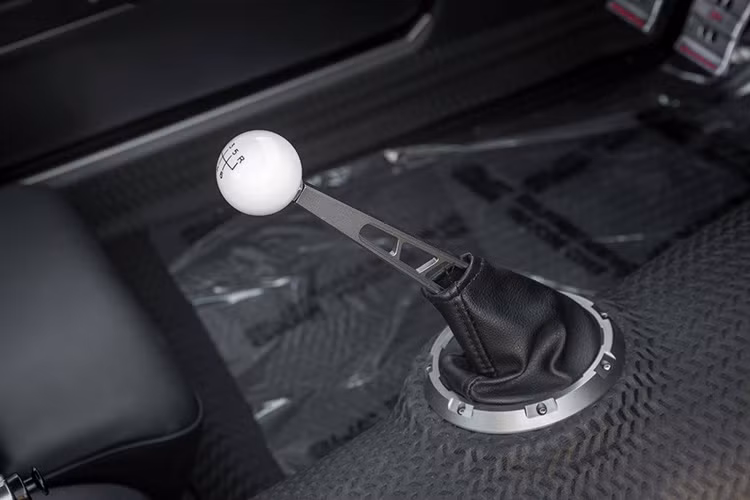 Bộ cần số tay được thiết kế "cực đôc" mang phong cách siêu xe thể thao của những năm 60.