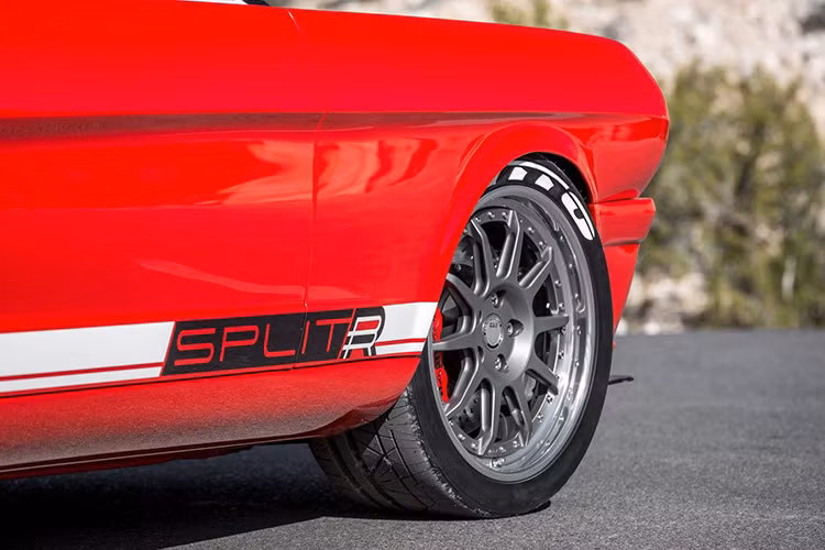 Một bộ la-zăng của HRE cũng được lắp đặt với kích thước 18” cho bánh trước và 19” cho bánh sau. Đi cùng là bộ lốp Nitto Invo có kích thước 265/35 và 305/35.