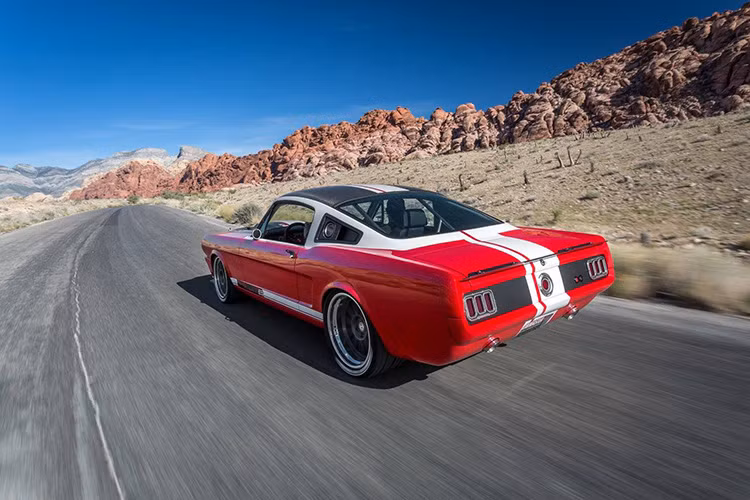 Đi cùng với mẫu động cơ này là hộp số sàn 6 cấp T56 của Tremec dẫn sức mạnh của động cơ đến trục sau xe.