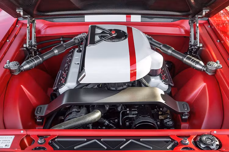 Bên dưới vẻ ngoài mạnh mẽ là khối động cơ V8 dung tích 427 inch khối (khoảng 7L) lấy từ Ford Racing.