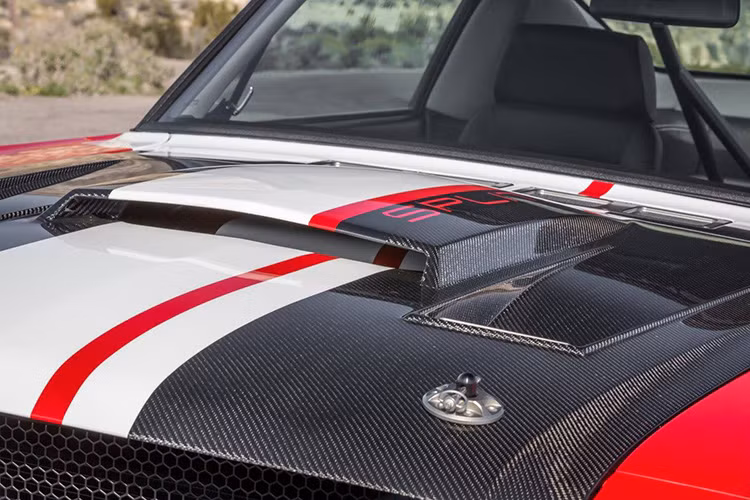  Đầu tiên, Ringbrothers đã chỉnh sửa phần thân xe bằng cách cắt gọt tấm chắn bùn phía trước đồng thời mở rộng vòm bánh xe thêm 1.5 inch cho cả bốn bánh. Logo "SPLITR" xuất hiện hai bên hông tạo điểm nhấn cho toàn bộ chiếc Mustang 1965. 