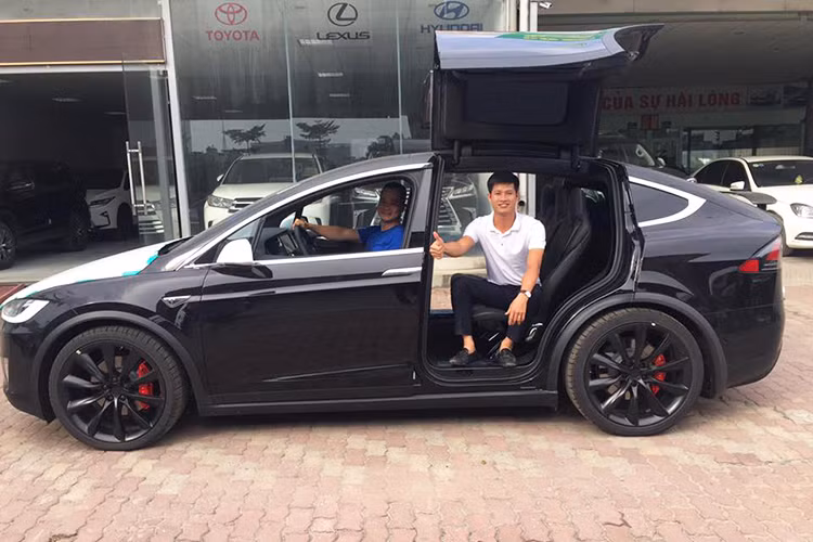 Tại thị trường Mỹ, Tesla Model X có 5 bản trang bị khác nhau là 60D, 75D, 90D, P90D và P100D. Giá bán khởi điểm của xe ở thị trường Mỹ là 74.000 USD, tương đương 1,65 tỷ Đồng. Giá bán cơ bản của chiếc Tesla Model X P100D tại Mỹ là 133.300 USD. Hiện chưa rõ mức giá bán cũng như phiên bản mà chiếc Tesla Model X đầu tiên vừa xuất hiện tại Hà Nội nhưng chắc chắn nó không hề rẻ.