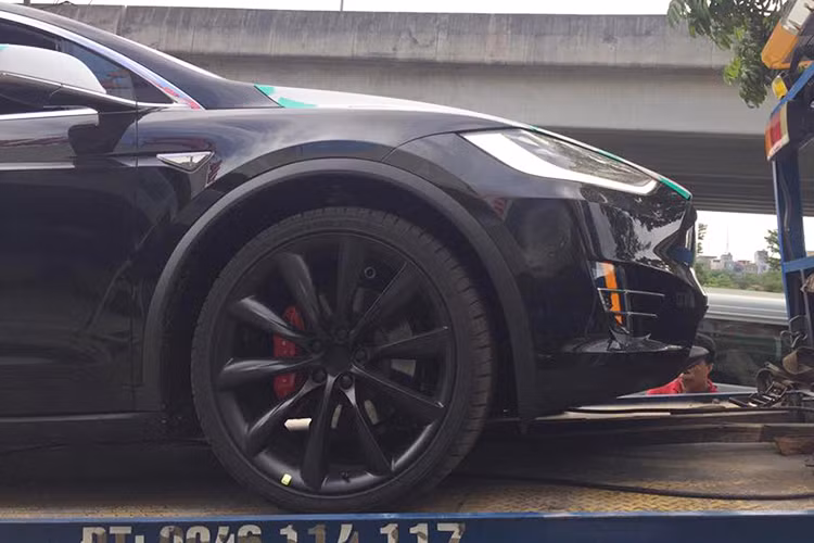 Ra mắt lần đầu vào 9/2015, Tesla Model X 2016 là chiếc xe gầm cao chạy điện đầu tiên trên Thế giới được sản xuất hàng loạt. Nó đồng thời là mẫu xe thứ 3 của hãng xe điện Tesla của Mỹ sau chiếc xe thể thao Roadster và sedan Model S. Là một chiếc xe chạy điện, Tesla Model X được thiết kế với lưới tản nhiệt" phía trước gần như kín hoàn toàn do không có động cơ đốt trong đặt trước.
