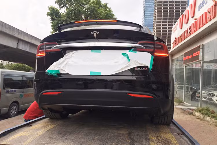 Trên thực tế, Model X giống một mẫu coupe-crossover 5 cửa hơn là SUV thực thụ. Điều này được thể hiện rõ qua vòm mái cong về phía sau và khoảng sáng gầm khá thấp. Mối liên hệ giữa Model X với Model S càng trở nên rõ rệt ở phía sau xe, với phần đuôi được thiết kế tương tự.