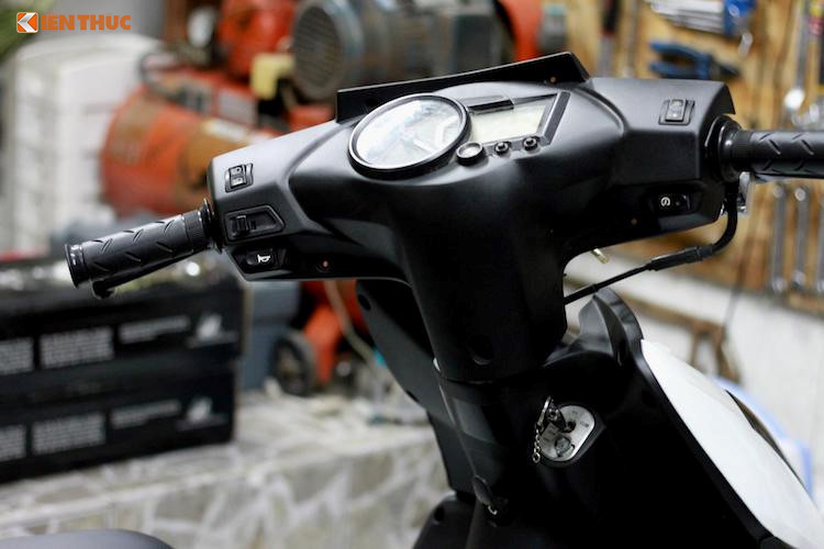 Ở phía trên tay lái, cụm đồng hồ nguyên bản với thiết kế khá đơn giản của Click đã được thay bằng đồng hồ Koso RX2. Được dân chơi xe Việt ưa chuộng, đồng hồ này được tích hợp đầy đủ các tính năng như báo giờ, 2 bộ đếm quãng đường đi... bên cạnh các tính năng phổ thông như tốc độ hay mức xăng.