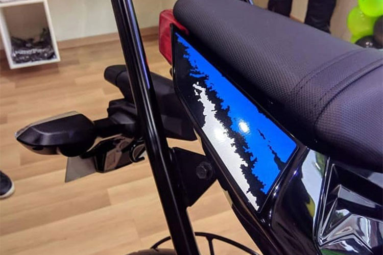 Đuôi xe mang thiết kế không thay đổi với đèn hậu hình lục giác và xi nhan tách rời, tích hợp chắn bùn và pát biển số. Giống những mẫu sportbike khác trên thị trường, yên xe được thiết kế 2 tầng, với yên cho người ngồi sau là một miếng đệm nhỏ nằm trên phần đuôi "vuốt đít" sắc nhọn.