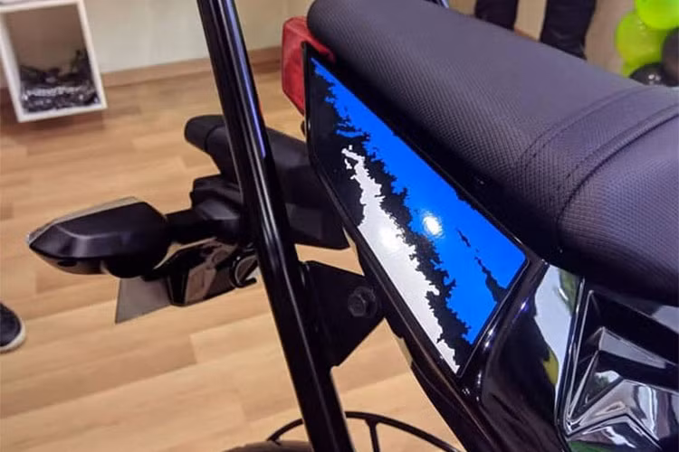 Đuôi xe mang thiết kế không thay đổi với đèn hậu hình lục giác và xi nhan tách rời, tích hợp chắn bùn và pát biển số. Giống những mẫu sportbike khác trên thị trường, yên xe được thiết kế 2 tầng, với yên cho người ngồi sau là một miếng đệm nhỏ nằm trên phần đuôi "vuốt đít" sắc nhọn.