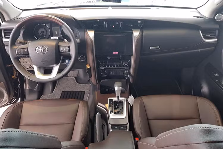 “Ví dụ như đối với xe sản xuất lắp ráp trong nước, khi cần thay thế phụ tùng nào đó, khách hàng có thể đặt buổi sáng và có ngay phụ tùng vào buổi chiều hoặc chậm nhất là sáng hôm sau. Thế nhưng thời gian chờ đợi đối với phụ tùng cho xe nhập khẩu sẽ lâu hơn, có khi mất vài ngày hoặc cả tuần”, nhân viên này chia sẻ thêm.