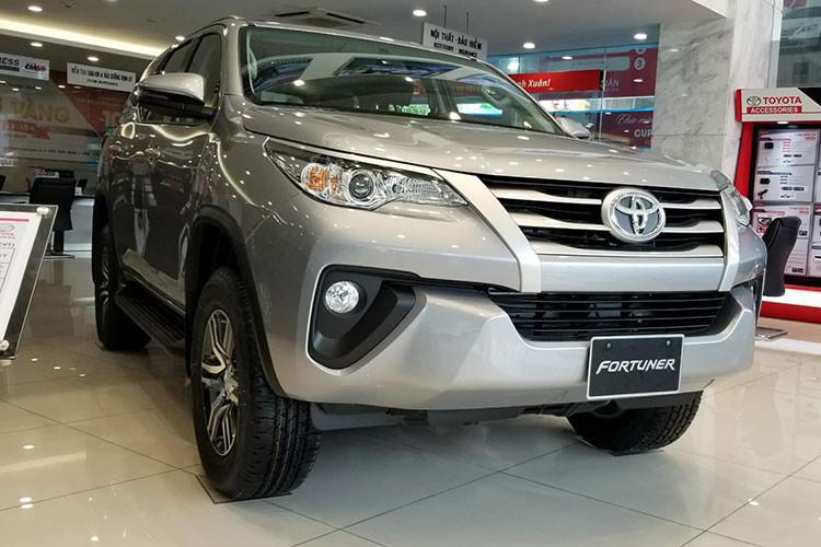 Mẫu xe Toyota Fortuner 2019 bản sản xuất lắp ráp trong nước chính thức ra mắt khách hàng Việt Nam hồi đầu tháng 6 vừa qua, sau hơn 2 năm bán dưới dạng nhập khẩu nguyên chiếc từ Indonesia. Sự xuất hiện của Toyota Fortuner CKD đã khiến mẫu xe này chấm dứt tình trạng khan hàng bấy lâu tại đại lý, cũng như giúp khách hàng mua xe không còn phải mua thêm phụ kiện để được nhận xe sớm.