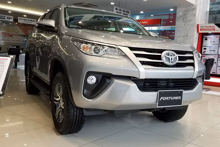 Mẫu xe Toyota Fortuner 2019 bản sản xuất lắp ráp trong nước chính thức ra mắt khách hàng Việt Nam hồi đầu tháng 6 vừa qua, sau hơn 2 năm bán dưới dạng nhập khẩu nguyên chiếc từ Indonesia. Sự xuất hiện của Toyota Fortuner CKD đã khiến mẫu xe này chấm dứt tình trạng khan hàng bấy lâu tại đại lý, cũng như giúp khách hàng mua xe không còn phải mua thêm phụ kiện để được nhận xe sớm.