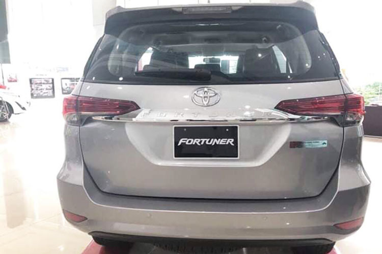 Mẫu Toyota Fortuner 2019 giảm giá 20 triệu đồng. Fortuner phiên bản máy dầu 2 cầu số tự động cao cấp nhất giảm 15 triệu đồng. “Giá bán Toyota Fortuner hiện nay đang rất tốt so với trước đây bởi đã từng có thời điểm, mẫu xe này buộc phải mua phụ kiện lên tới cả trăm triệu đồng. Nhưng nay, khách không những không phải bỏ thêm tiền mà còn được giảm giá ở nhiều đại lý Toyota”, nhân viên này chia sẻ thêm.