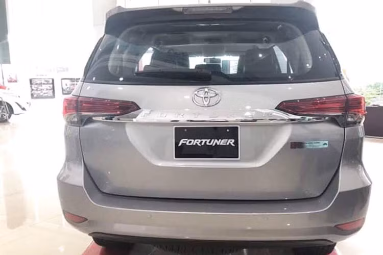 Mẫu Toyota Fortuner 2019 giảm giá 20 triệu đồng. Fortuner phiên bản máy dầu 2 cầu số tự động cao cấp nhất giảm 15 triệu đồng. “Giá bán Toyota Fortuner hiện nay đang rất tốt so với trước đây bởi đã từng có thời điểm, mẫu xe này buộc phải mua phụ kiện lên tới cả trăm triệu đồng. Nhưng nay, khách không những không phải bỏ thêm tiền mà còn được giảm giá ở nhiều đại lý Toyota”, nhân viên này chia sẻ thêm.